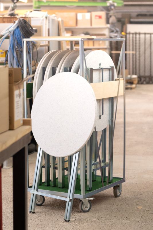 Stehtisch mit Transportwagen in Halle