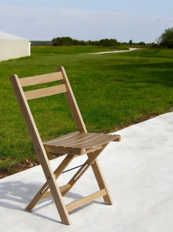 Holzklappstuhl im freien