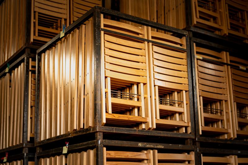 Holzklappstühle im Korb Holzklappstühle im Korb