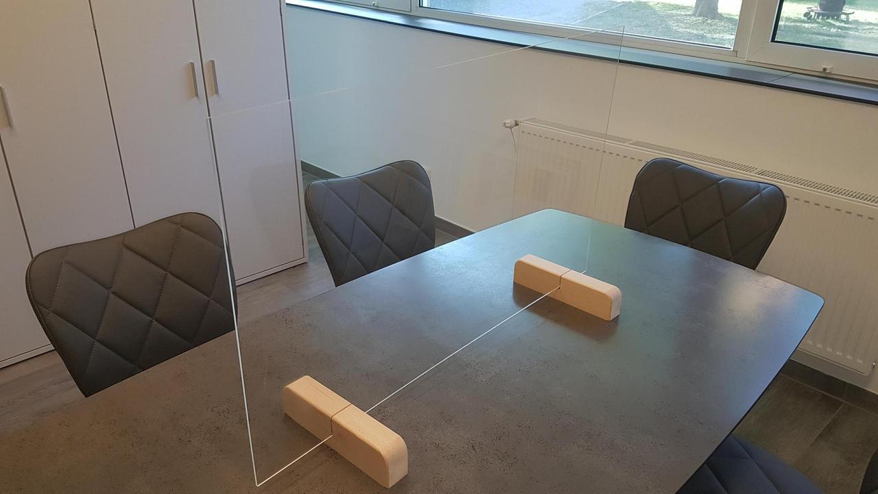 2 x Spuckschutzhalter 2 x Spuckschutzhalter