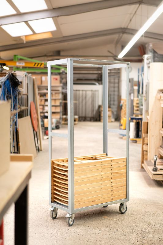 Transportwagen mit Stühlen in Halle